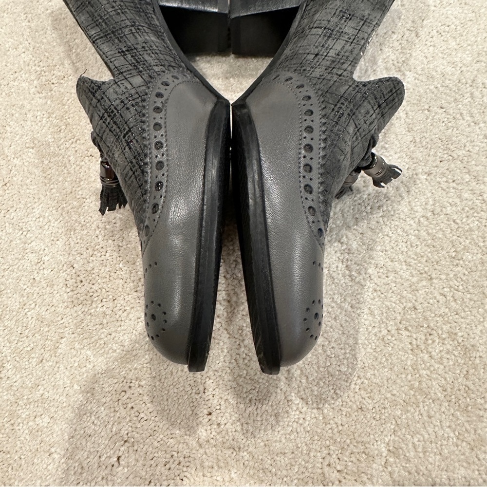 Stuart Weitzman Black & Gray Heels Brogue Loafers Tassel Accent Narrow Fit sz 8 - Picture 6 of 14
